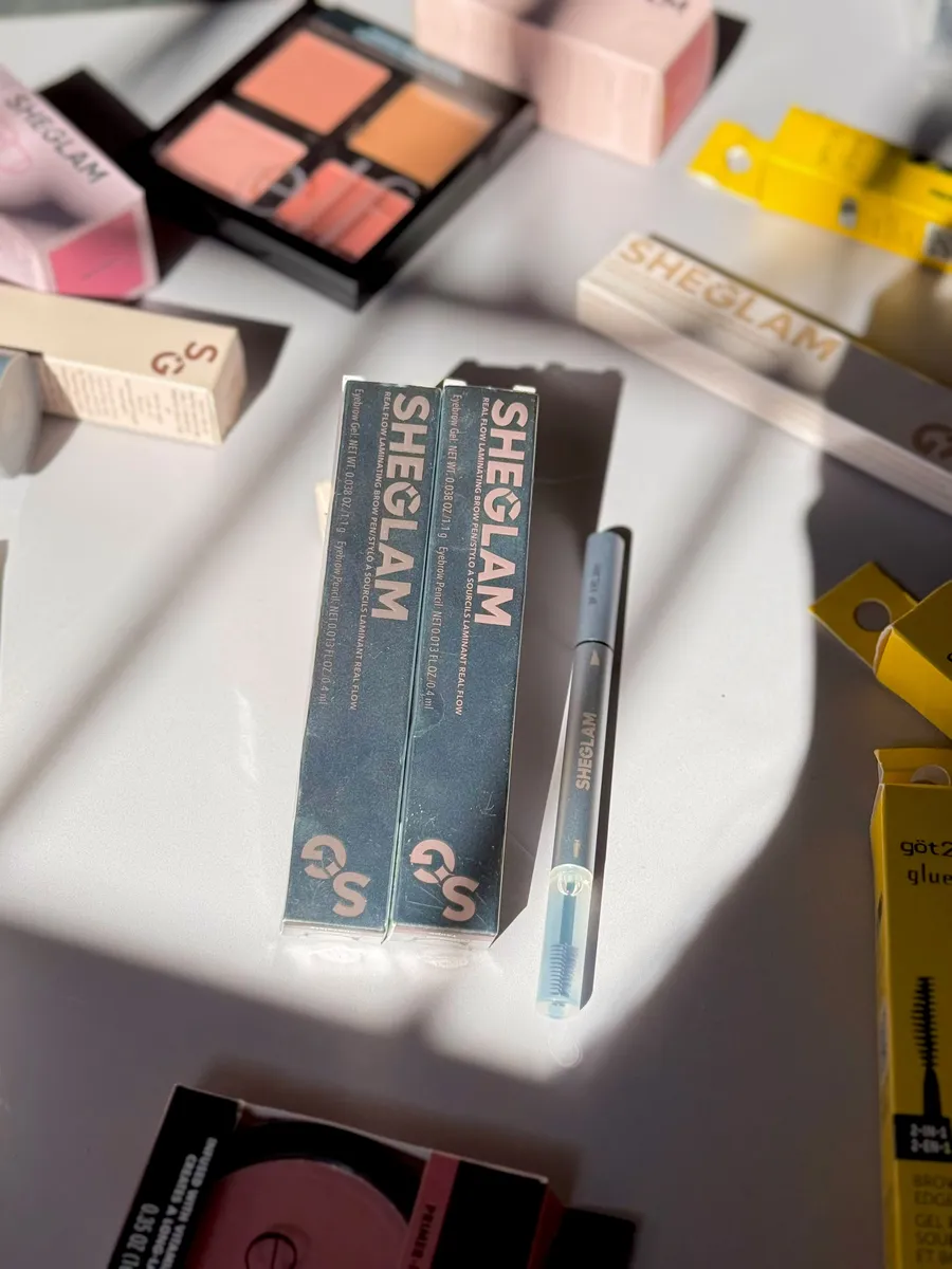 Lápiz con gel para cejas
